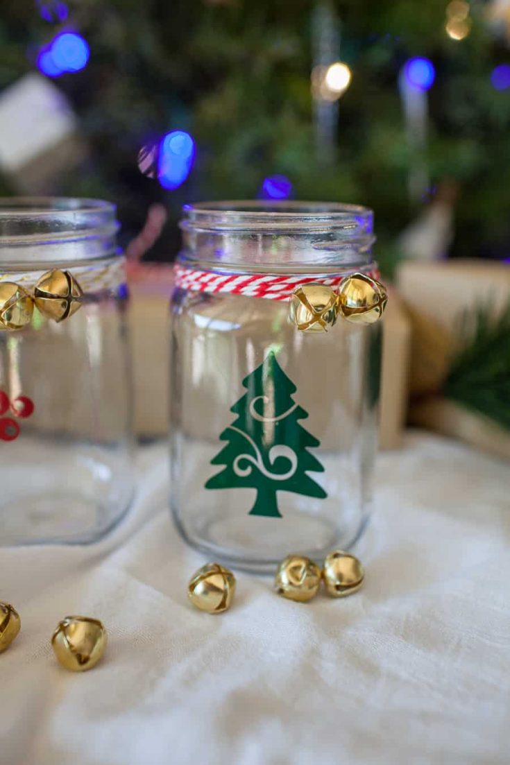 DIY Vinyl Christmas Mason Jars make the perfect gift or DIY for your Christmas parties! Use your Silhouette or Cricut machine to cut vinyl for easy mason jar glasses for any party!