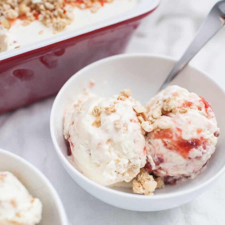 Strawberry granola ice cream in two bowls.