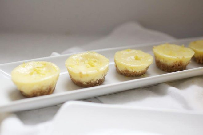 Mini Lemon Cheesecake Bites are the?idealny deser na imprezę lub spotkanie! Te słodkie kęsy nie potrwają długo na następnym spotkaniu. Cytrynowy smak jest lekki i letni, ale idealny na każdą porę roku!