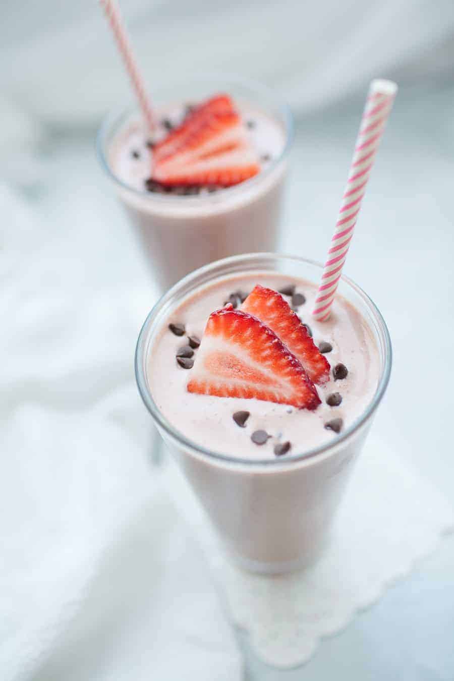 Breakfast should be simple, yet delicious and this recipe for Chocolate Strawberry Greek Yogurt Smoothie definitely covers both! This greek yogurt recipe is simple yet so delicious. If having chocolate for breakfast is wrong, I certainly don't want to be right! This smoothie is packed with protein from greek yogurt and almond milk too, so this is a breakfast that will keep you full. 