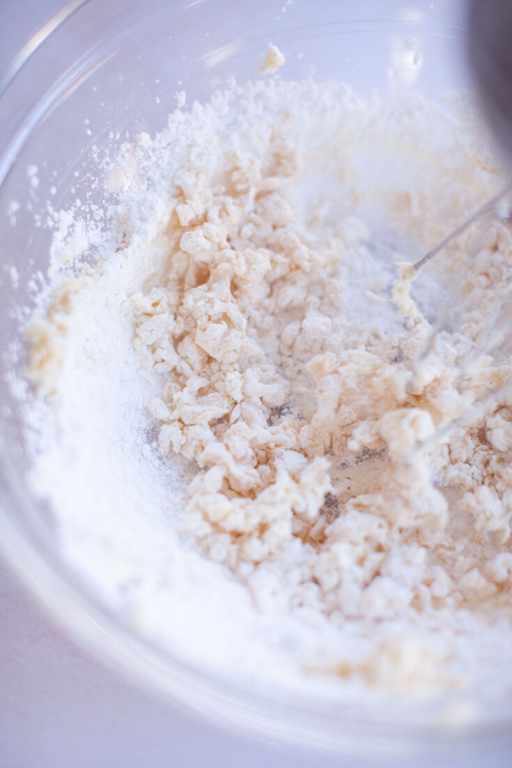 Icing Proces Vanilla Buttercream Frosting (Sweet, Easy & Fluffy!) - A Joyfully Mad ...